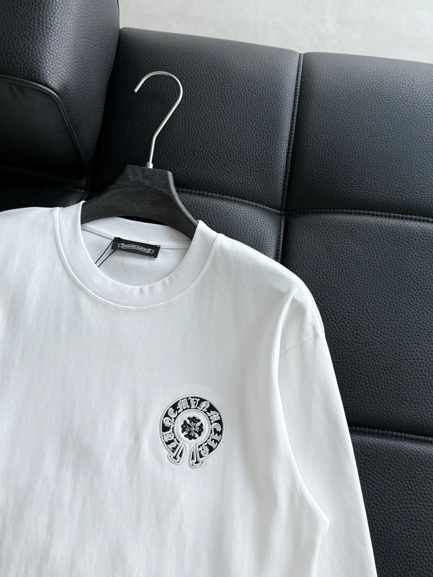 P400 ChromeHearts Chrome Heart Round Neck Long Sleeve The pursuit of quality absolutely guarantees quality! Using double-sided cotton fabric, the texture is clearly visible, the texture is soft, delicate and smooth, and the customized three-dimensional embroidery and leather patchwork technology is full of drape! The workmanship is fine and the shoulder lines are smooth. All imported chain machines are used to make the shoulder rolling strips. It has a certain thickness and is not made of cheap material but has a shiny feel that is comfortable and not tight on the upper body. It is the most avant-garde street item that can be easily matched by both men and women!  Color: black white Size: m-3xl Style number: 3576